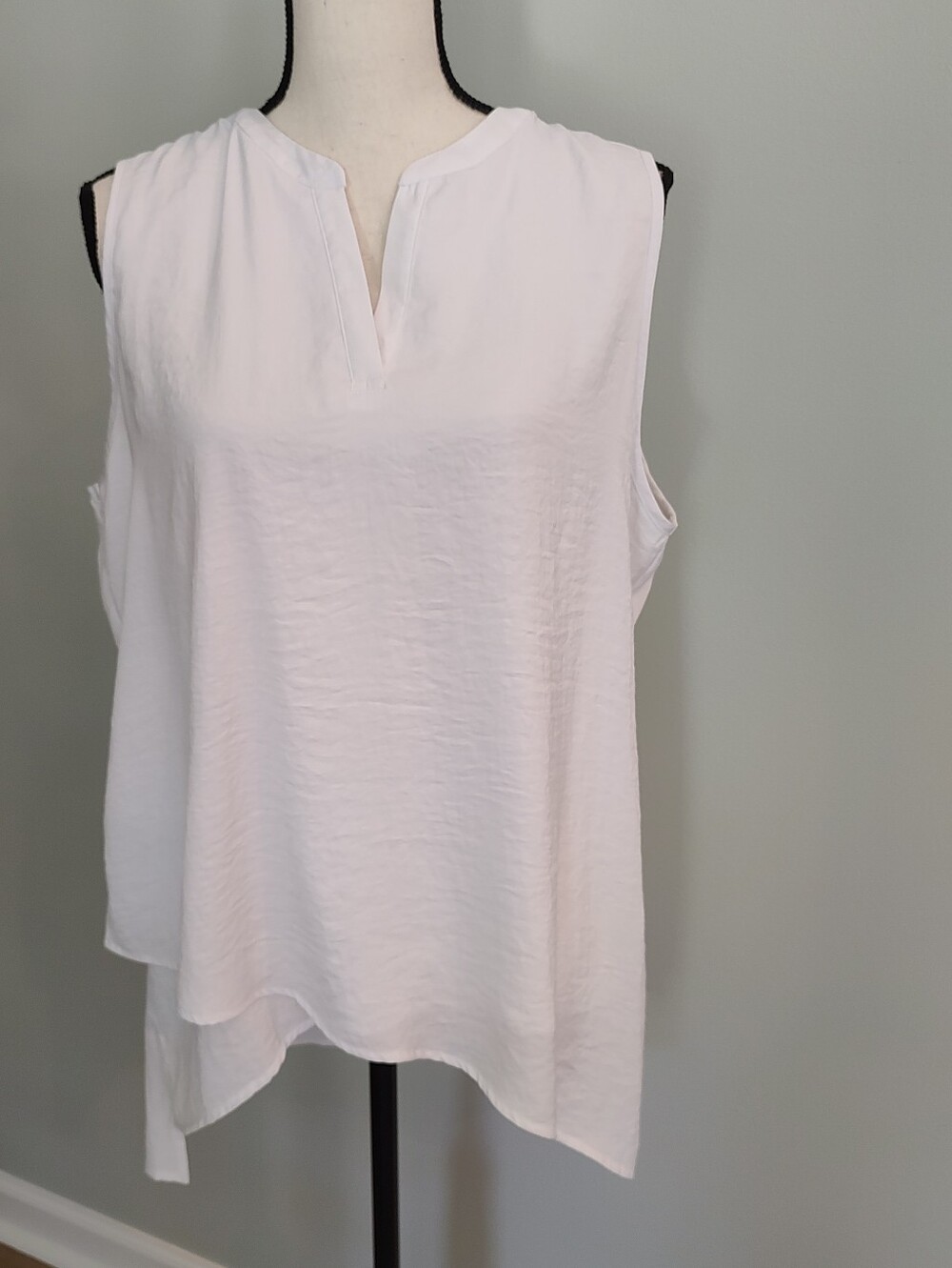 Chico's Sleeveless Asymmetrical Lightweight Wrinkle Resistant Top White Size L